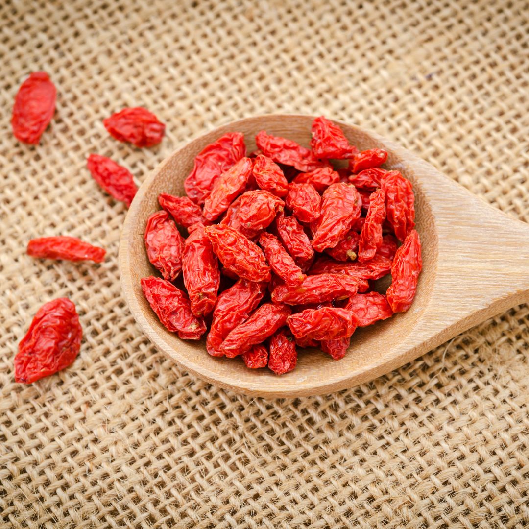 Baies de goji dans une cuiller en bois