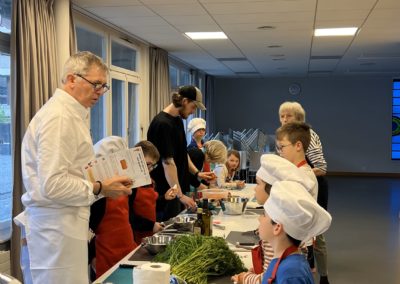 Chef avec petits cuisinières carottes
