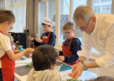 Chef avec petits cuisinières carottes