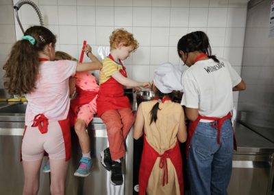 Enfants cuisinant