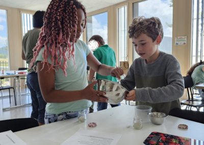 Enfants cuisinant épices