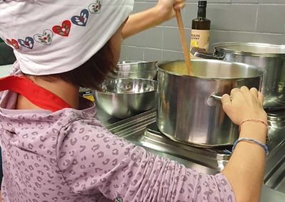 Fille cuisinière